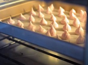 放入提前预热好的烤箱，上下火100度50分钟。