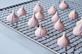 出炉后晾凉，随后立刻密封保存，否则受潮了就不好吃了。