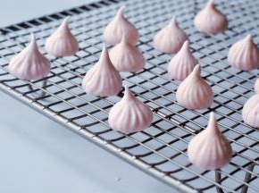 出炉后晾凉，随后立刻密封保存，否则受潮了就不好吃了。