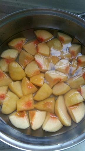 切好的黄桃放在盐水中泡几分钟，然后捞出冲洗一下