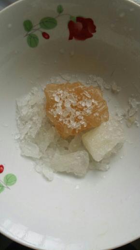 找一个大碗，碗底放入冰糖(我的冰糖有点大，大家自行改刀)