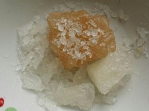找一个大碗，碗底放入冰糖(我的冰糖有点大，大家自行改刀)