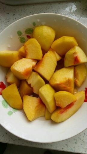 再放入黄桃，然后倒入矿泉水(也可不放，蒸的过程中会出水，因为我个人比较喜欢喝罐头汤所以加了点水)