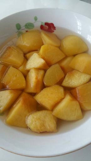 水开后，放入黄桃盖上盖子，蒸25分钟左右，看个人口感喜欢软点就多蒸一会儿反之就少蒸一会儿