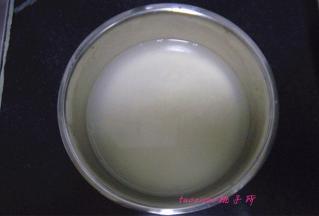 将江米（糯米）浸泡6个小时以上，我是提前一晚浸泡的（夏季可缩短浸泡时间）；