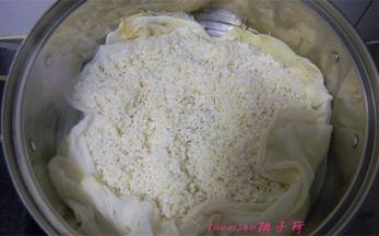 蒸锅里放入足量的水，将屉布清洗干净（要保证无油的），放上浸泡好的江米，平铺开，蒸锅上汽后蒸30分钟；