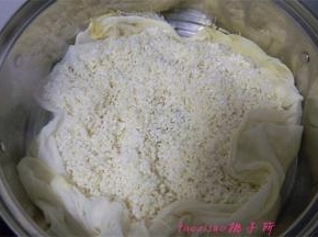 蒸锅里放入足量的水，将屉布清洗干净（要保证无油的），放上浸泡好的江米，平铺开，蒸锅上汽后蒸30分钟；