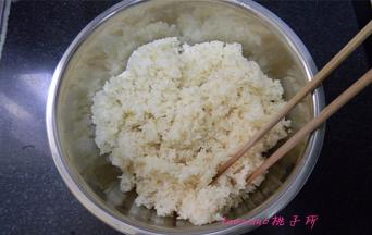 将蒸好的江米，倒回料理盆里自然晾凉；