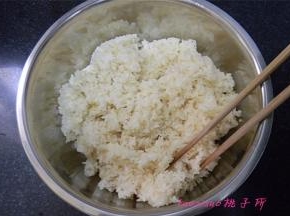 将蒸好的江米，倒回料理盆里自然晾凉；