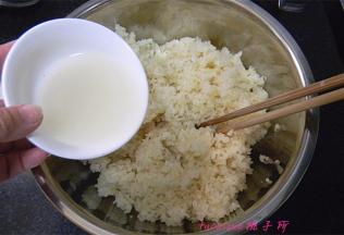用温水将甜酒曲稀释后，倒入凉凉的江米里；