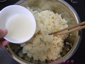 用温水将甜酒曲稀释后，倒入凉凉的江米里；