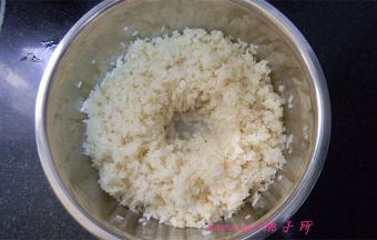 搅拌均匀，尽量让每粒米都沾上甜酒曲，中间挖个小坑，包好保鲜膜放在温暖处发酵24小时以上；