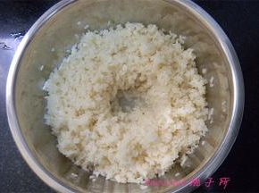 搅拌均匀，尽量让每粒米都沾上甜酒曲，中间挖个小坑，包好保鲜膜放在温暖处发酵24小时以上；