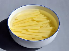 先把土豆洗好，去皮切条，之后放盐水中浸泡十分钟，土豆尽量选个头大，比较规则的。