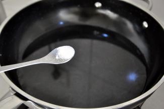 锅中加水放入少量的盐。