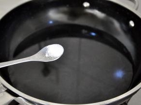锅中加水放入少量的盐。