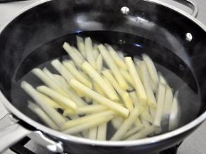 将土豆放入开水中煮三分钟。