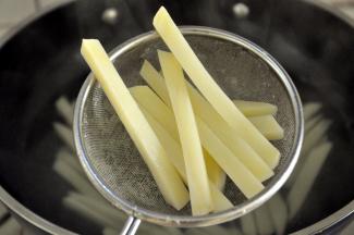 捞出后沥干水份，放入冰箱冷冻，记得放入冰箱前一定要沥干水份。