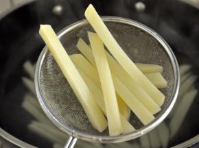 捞出后沥干水份，放入冰箱冷冻，记得放入冰箱前一定要沥干水份。