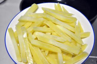 大约3-4个小时后，取出土豆条，无需解冻。