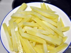 大约3-4个小时后，取出土豆条，无需解冻。