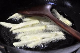 锅里放油，油温7成热放入土豆条中火炸至微黄捞出，待土豆条稍凉再复炸一次，炸至金黄色即可捞出用吸油纸吸干油份。（美味薯条成功的秘诀在于：炸两次）