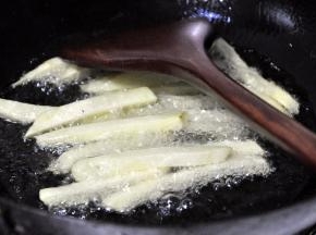 锅里放油，油温7成热放入土豆条中火炸至微黄捞出，待土豆条稍凉再复炸一次，炸至金黄色即可捞出用吸油纸吸干油份。（美味薯条成功的秘诀在于：炸两次）