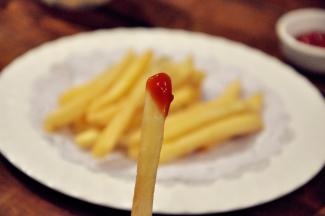 油炸食品，虽说不宜多吃，但自家炸薯条至少对油可控，并不会重复利用，可以偶尔给小朋友解馋。