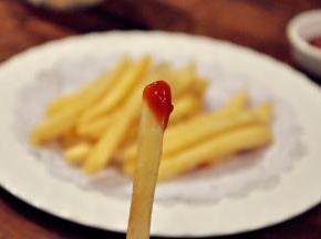 油炸食品，虽说不宜多吃，但自家炸薯条至少对油可控，并不会重复利用，可以偶尔给小朋友解馋。