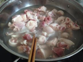 锅里的水烧开后，放入猪蹄，焯水