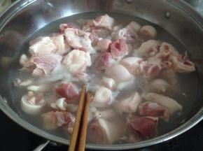 锅里的水烧开后，放入猪蹄，焯水