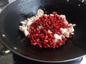 加入红腰豆翻炒