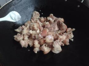 加盐、糖，翻炒几下