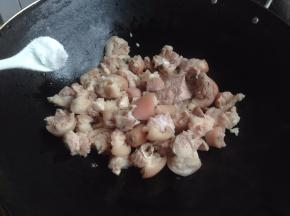 加盐、糖，翻炒几下