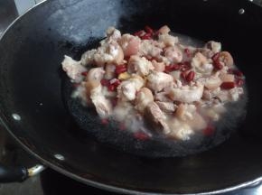 加入水，盖上锅盖。焖一个半小时左右，期间要翻炒，以免糊底。