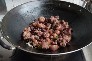 最后用生粉加水打芡，加入葱花即可