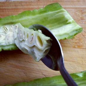 用勺子把苦瓜瓤挖掉。