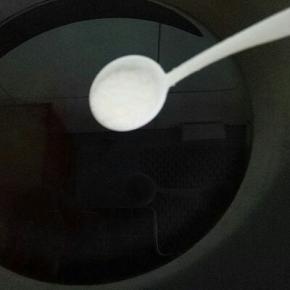 锅中加入适量清水，加一勺盐。