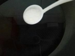 锅中加入适量清水，加一勺盐。
