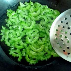 加入切好的苦瓜，1分钟后捞出立即过冷水。