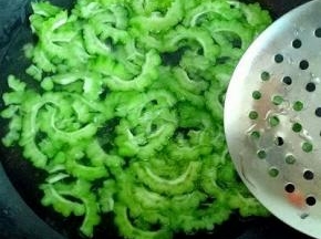 加入切好的苦瓜，1分钟后捞出立即过冷水。