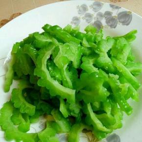 这个方法；焯水后的苦瓜会保持它原有的自然绿色。