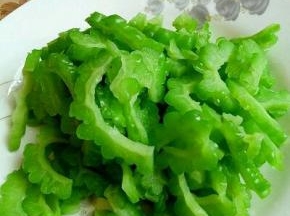 这个方法；焯水后的苦瓜会保持它原有的自然绿色。