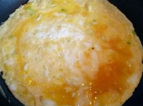 不找锅中加入适量油，倒入打散的蛋液，小火煎鸡蛋饼，再切小块，盛出备用。