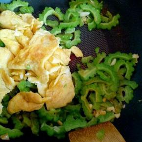 加入煎好的鸡蛋，快速翻炒，滴几滴芝麻油出锅。