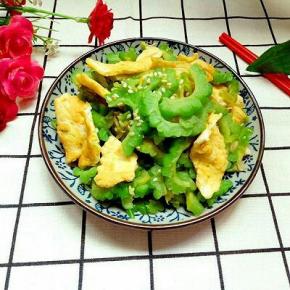 装盘，撒上熟芝麻点缀。