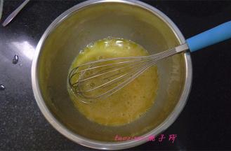 将鸡蛋打散后加入炼乳、糖粉，用手动打蛋器搅打均匀；