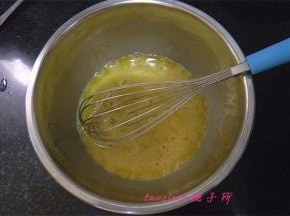 将鸡蛋打散后加入炼乳、糖粉，用手动打蛋器搅打均匀；