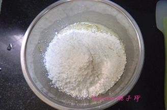 加入奶粉、玉米淀粉和低粉；