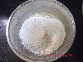 加入奶粉、玉米淀粉和低粉；